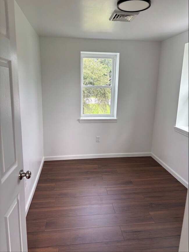 Building Photo - Newly Remodeled house - Available now