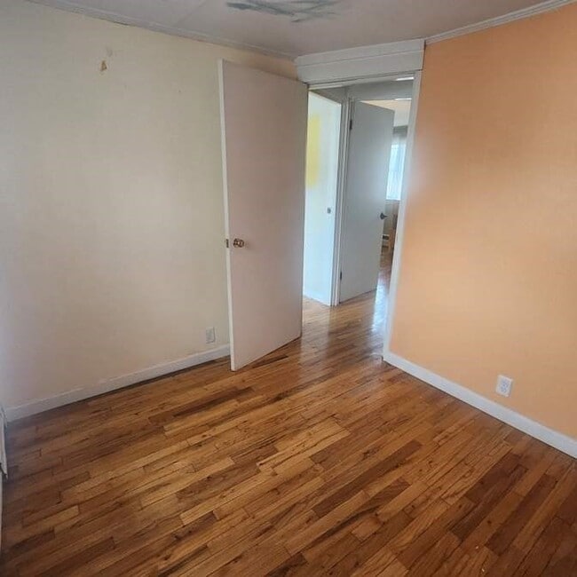 Building Photo - 76 E Shore Rd