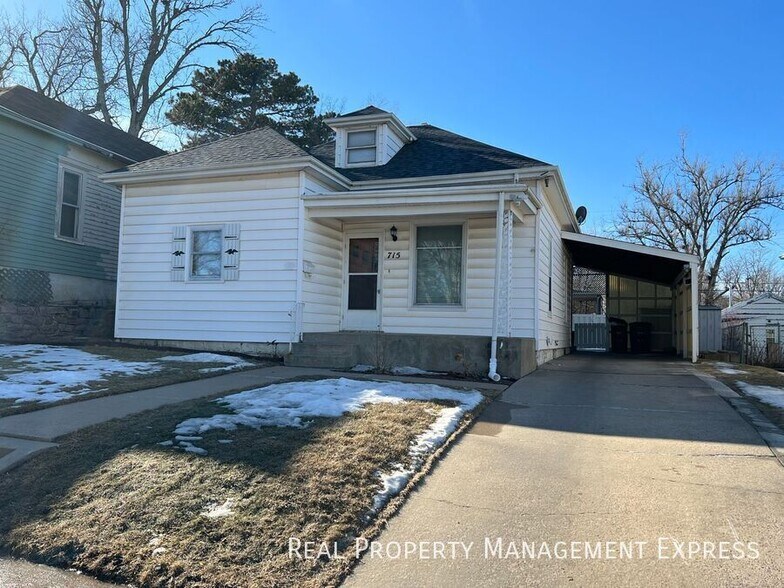 Building Photo - 3 Bed 1.5 Bath Near Downtown Sioux Falls