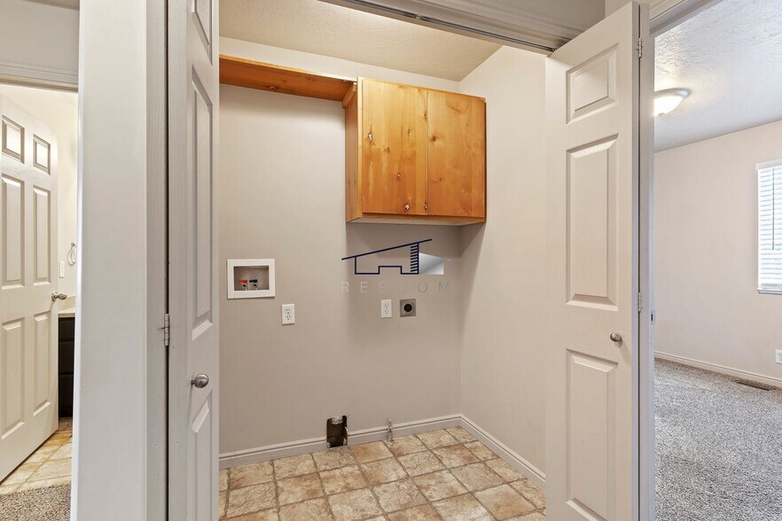 Building Photo - 1077 1675 S