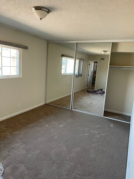 Building Photo - 291 E Rienstra St