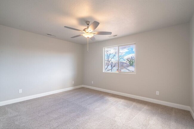 Building Photo - HURRICANE TOWNHOME