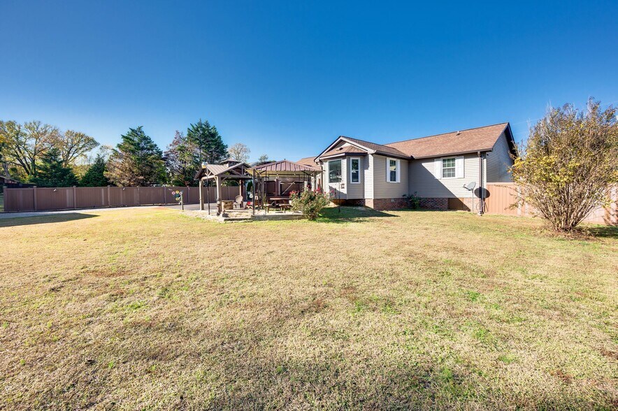 Building Photo - 808 Water View Ter