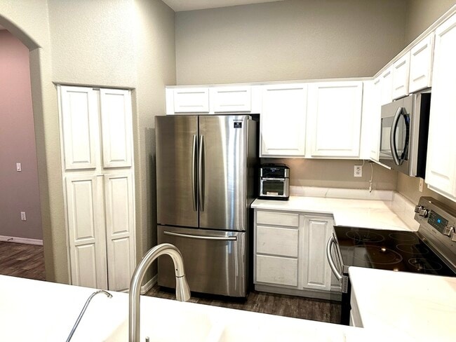 Building Photo - Gorgeous 2 bedroom / 2 bath condo in The E...