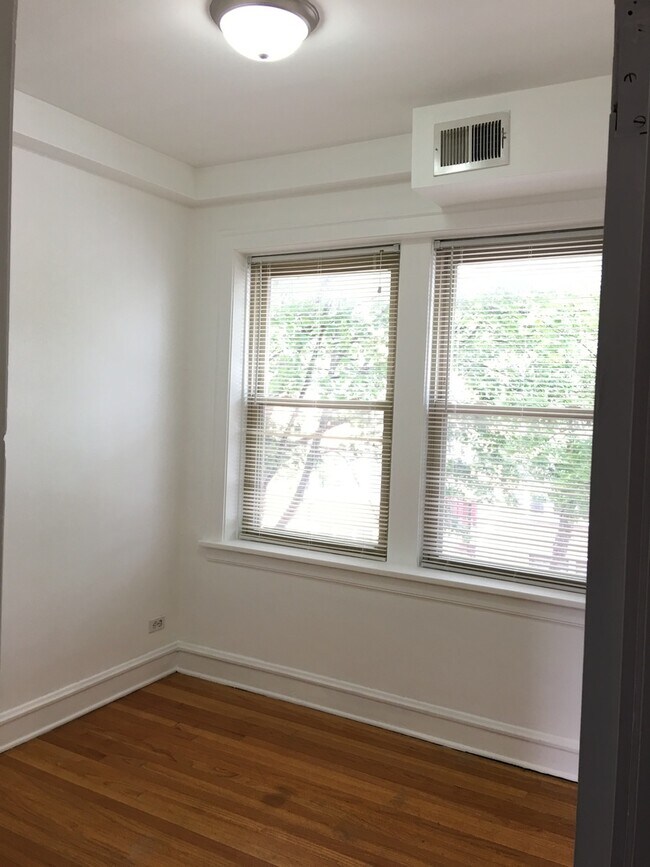 Building Photo - 3-Bed/1-Bath Condo Apartment  With Gorgeou...