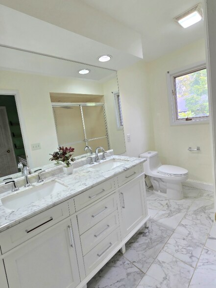 Building Photo - 821-21 Creek Ct