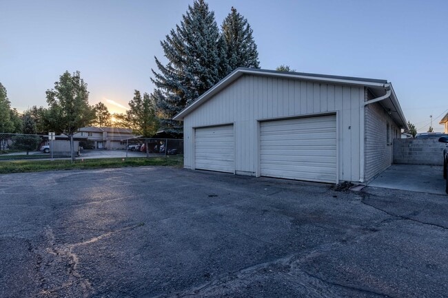 Building Photo - 716 Saturn Ave