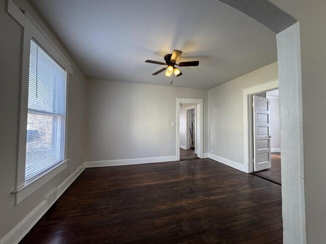 Building Photo - 836 S Broadway Ave