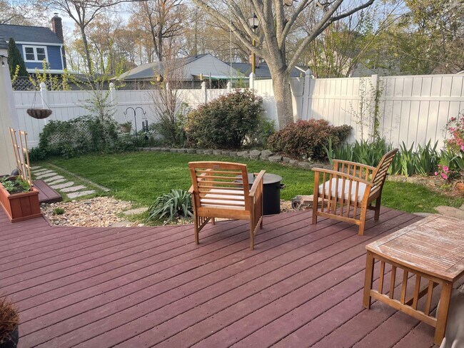 Building Photo - 3BD/2.5BA End Unit Townhouse in Hilltop Area!!