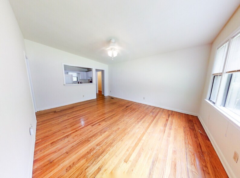 Building Photo - 1653 Mayhew St