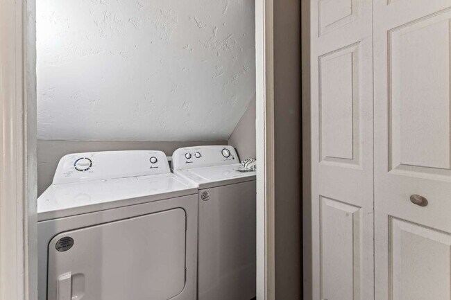 Building Photo - Furnished, short-term rental just blocks from KU Med available now!