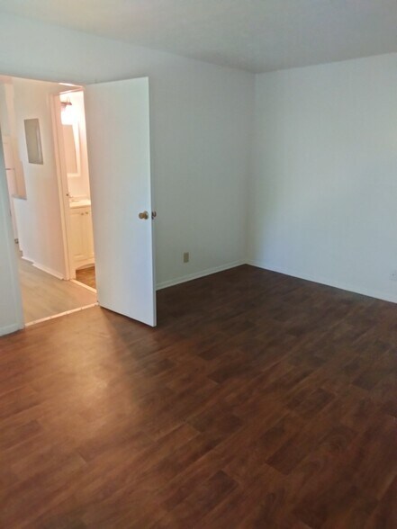 Building Photo - 350 Vista Dr