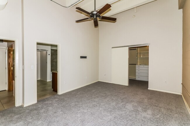 Building Photo - 705 Main St