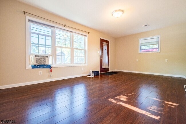 Building Photo - 354 Maxim Dr