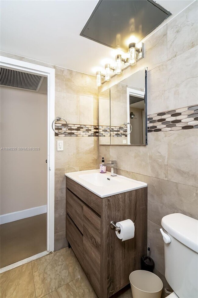 Building Photo - 2030 S Ocean Dr