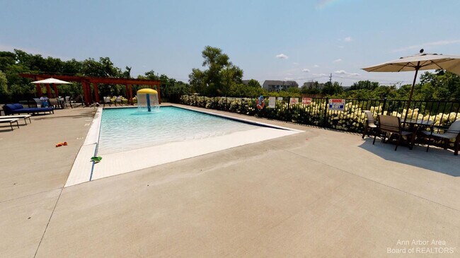 Building Photo - 2704 S Spurway Dr