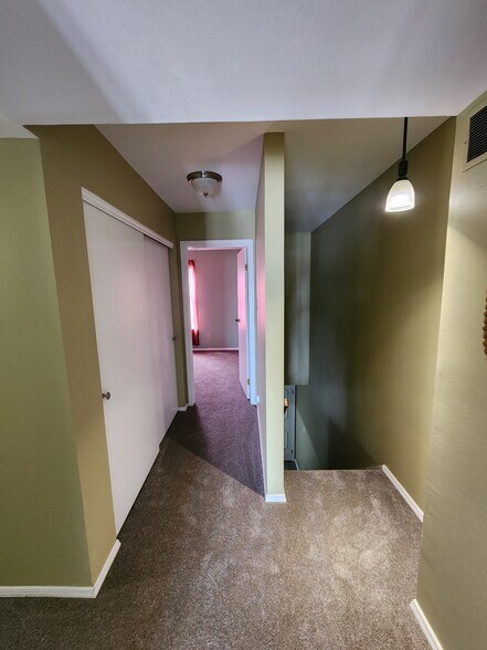 2nd floor hall leading to 2nd bedroom - 4564 Ohio Ave