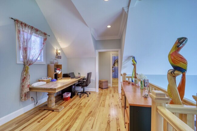 Building Photo - 137 N Ridge Ln