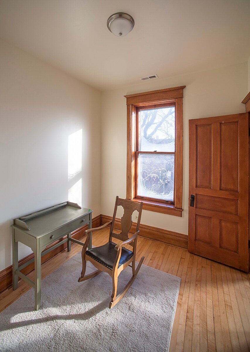 Building Photo - 952 N Hoyne Ave