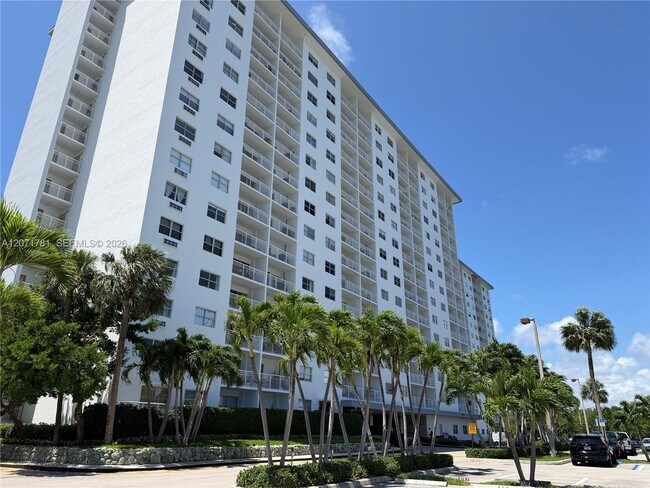 Building Photo - 400 Kings Point Dr