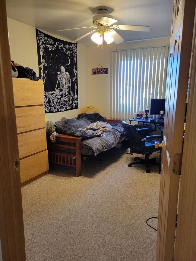 Building Photo - 5 Bedroom Duplex Unit