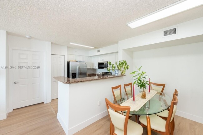Building Photo - 1155 Brickell Bay Dr