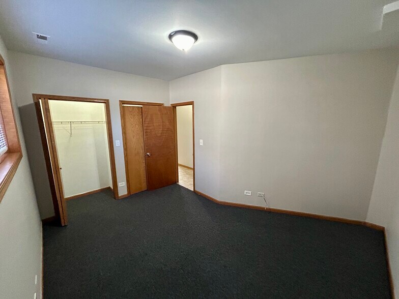 Building Photo - 5642 S Prairie Ave