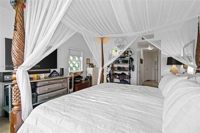 Building Photo - 4925 Collins Ave
