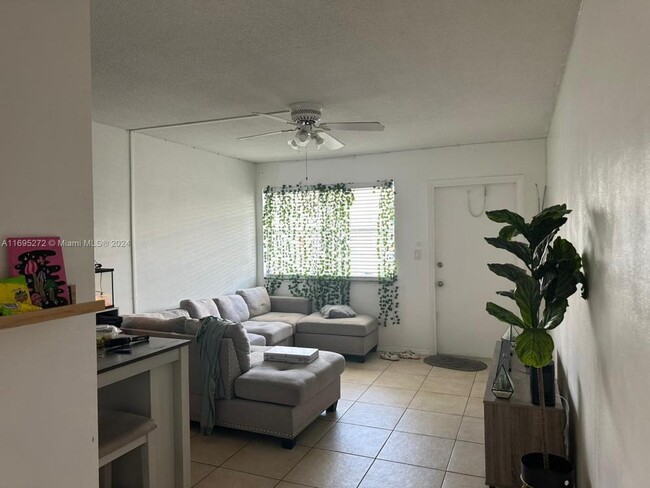 Building Photo - 1 bedroom in Hollywood FL 33020