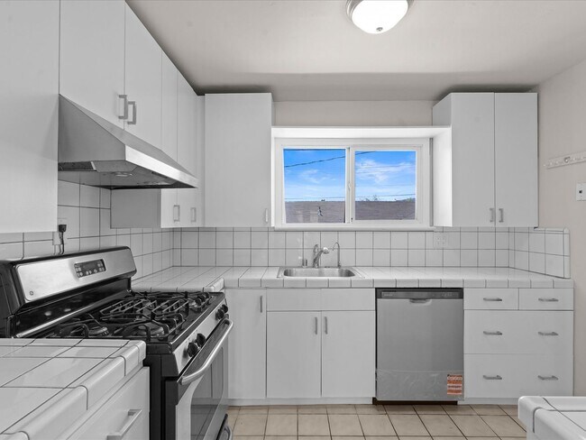 Building Photo - 2 bed, 1 bath with built in office near UNR