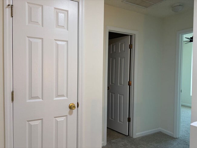 Building Photo - Charming Townhouse