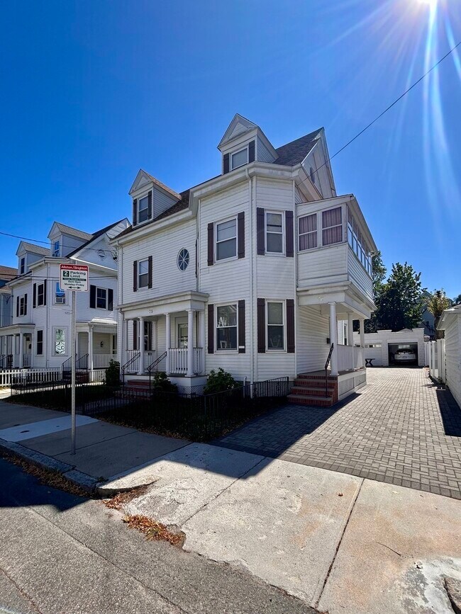 Building Photo - 75 Elmira St