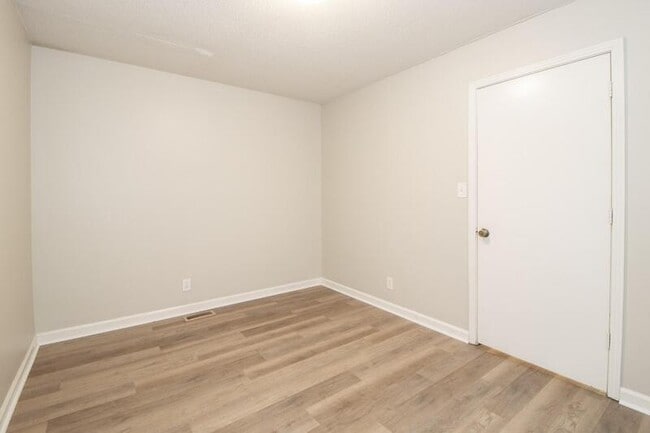 Building Photo - 810-A Golfview Place
