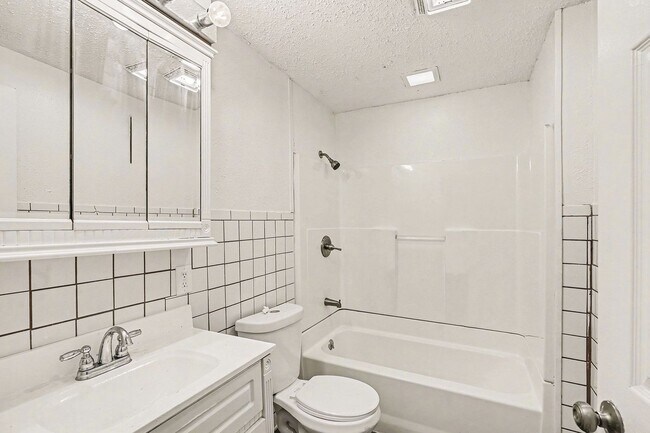 Building Photo - Beautiful 3 Bedroom 2 Bathroom Home in Kansas City!