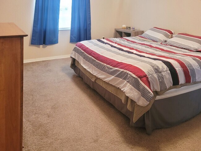 Building Photo - 3 bedroom, 2 bath rental in the Royal High...