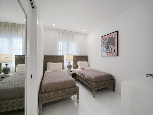 Building Photo - 19117 Fisher Island Dr