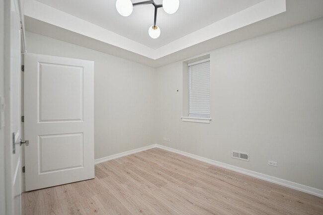 Building Photo - 1635 W Warren Blvd