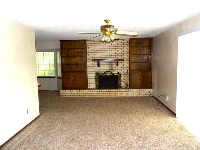 Building Photo - 4536 SE Ellsworth Ave