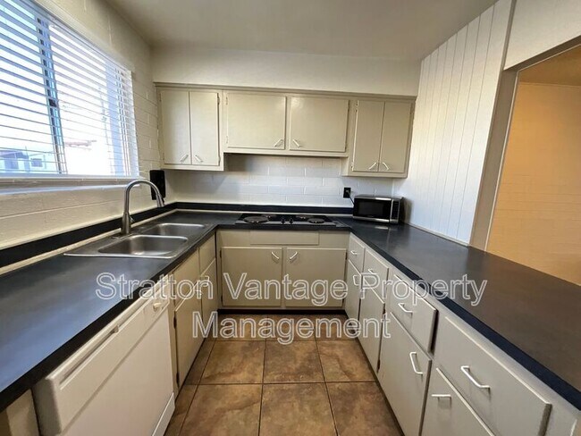 Building Photo - 6936 E 4th St