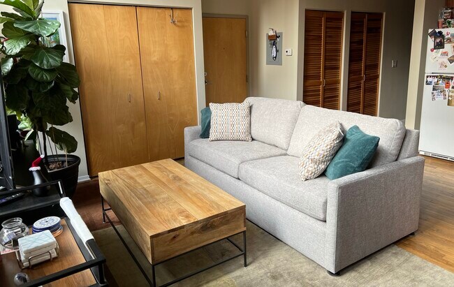 Building Photo - 1500 W Monroe St