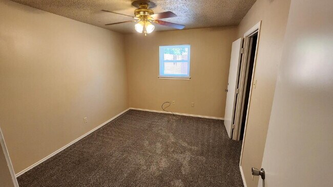 Building Photo - Half off first full month's rent/Southwest...