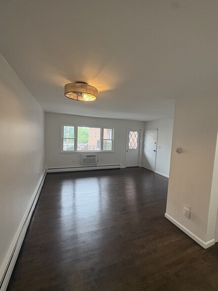 Building Photo - 860 River Dr