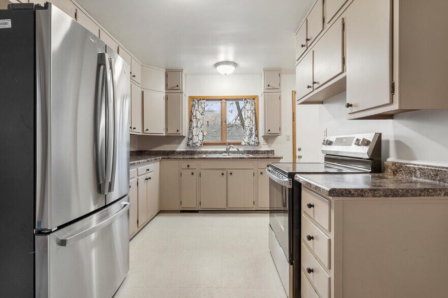 Building Photo - 1320 Alms Dr