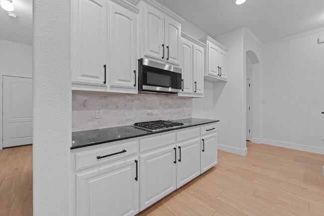 Building Photo - Spacious 5-Bedroom Retreat on Hidden Lake Court with Pool