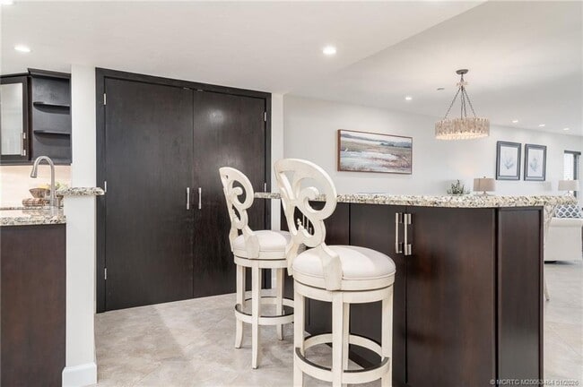 Building Photo - 415 NW North River Dr