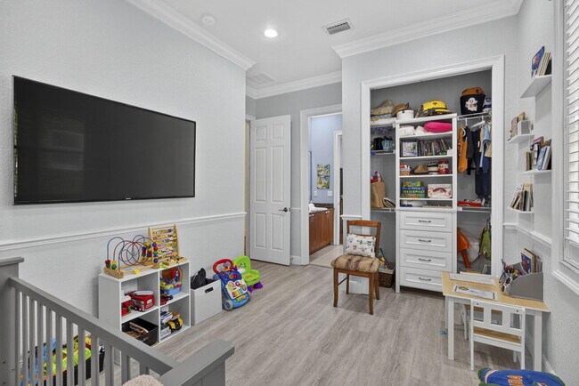 Building Photo - 10336 Trianon Pl