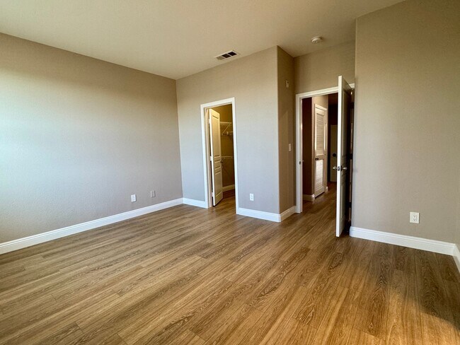 Building Photo - 3 Bed 2.5 Bath plus extra room Townhouse Style Condo / Attached 2 Car Garage