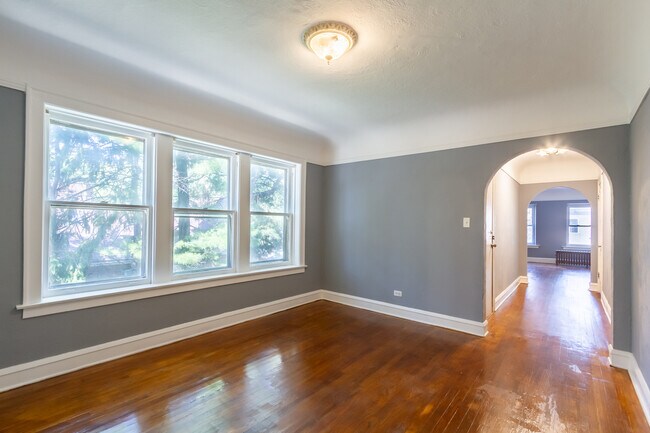Building Photo - 1133 E 81st Pl