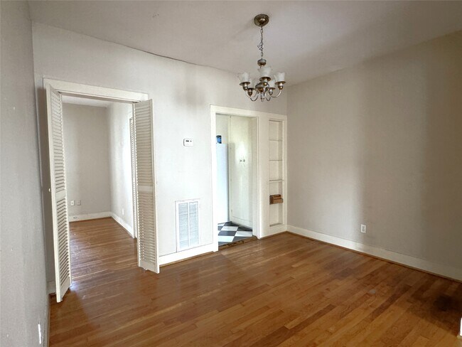 Building Photo - 302 W Saulnier St
