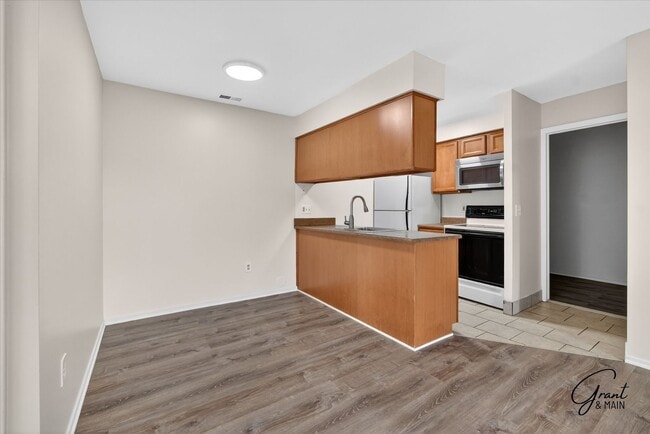 Building Photo - $1395 2 bedroom ground floor condo